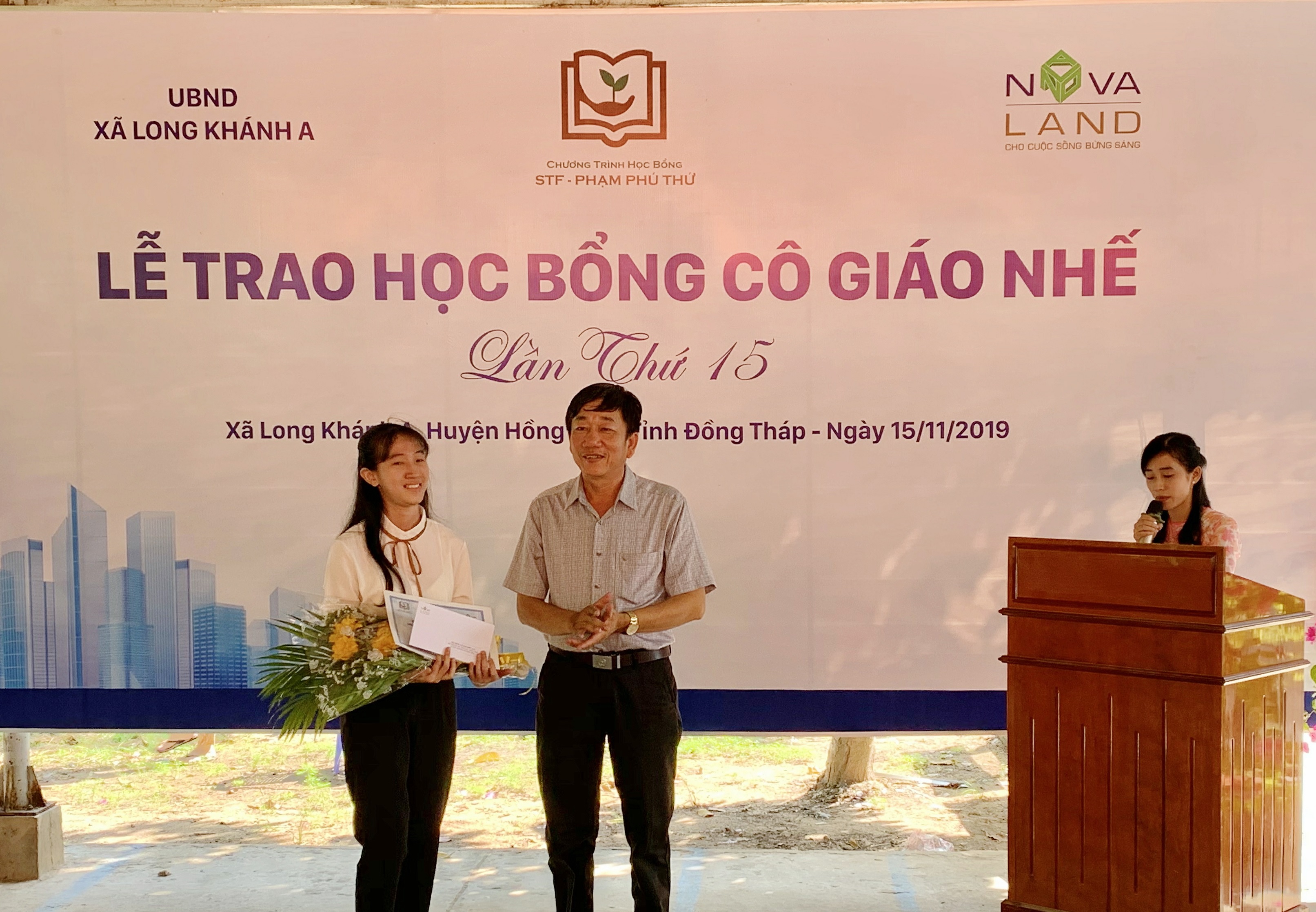 Em Huỳnh Thị Thùy Trang phấn khởi ngày quay về trường cũ trong Lễ trao học bổng Cô giáo Nhế lần thứ 15