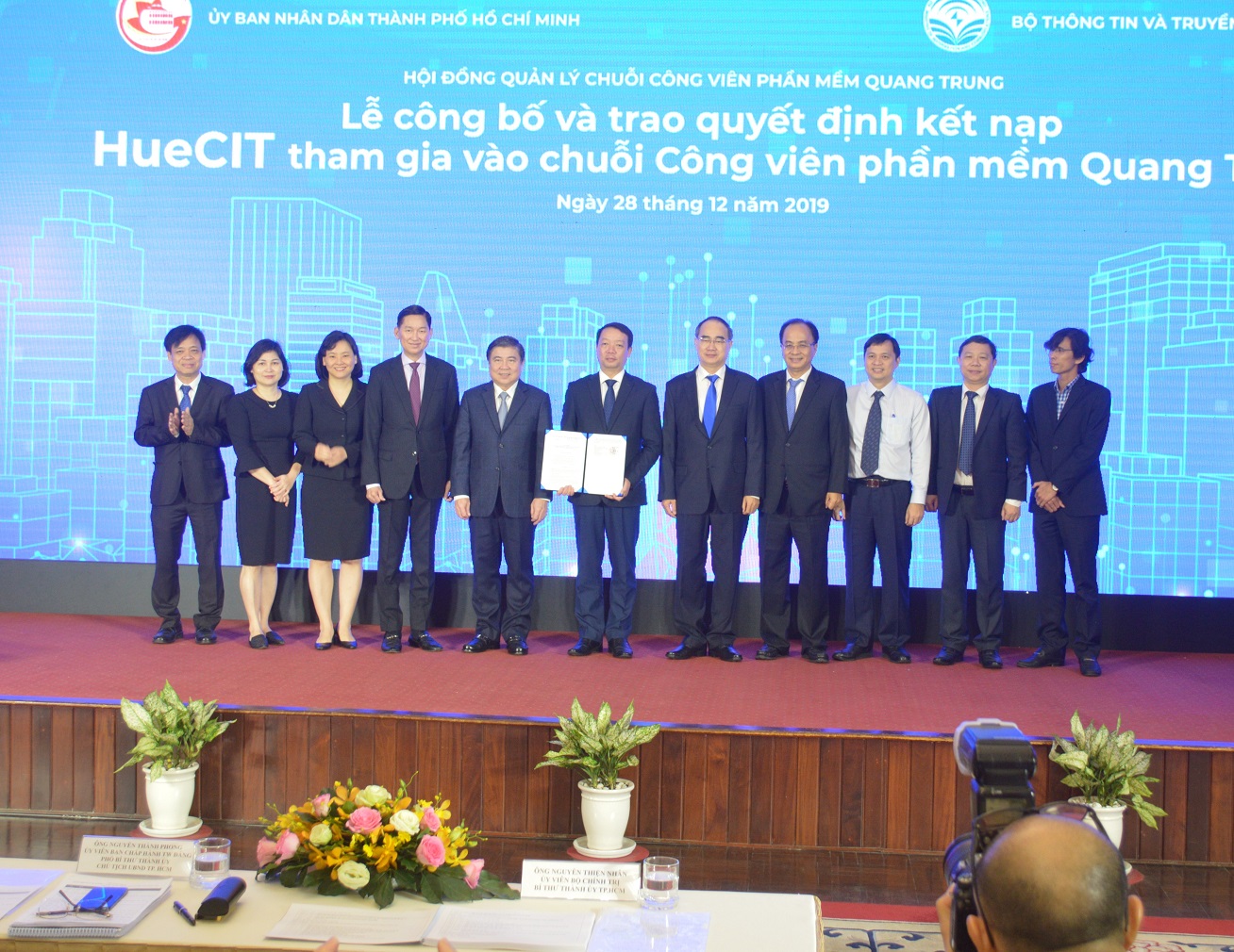 Cũng trong buổi sáng, đã diễn ra lễ công bố và trao quyết định kết nạp HueCIT tham gia vào chuỗi Công viên phần mềm Quang Trung.