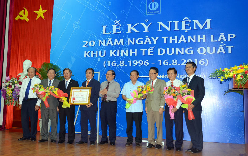 Tập thể BQL KKT Dung Quất đón nhận Huân Chương Lao động hạng nhất