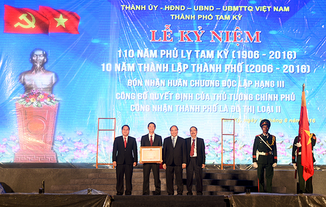 Thủ tướng Nguyễn Xuân Phúc trao Huân chương Độc lập hạng 3 cho lãnh đạo TP Tam Kỳ