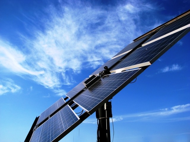 Pin mặt trời do Tập đoàn Fisrt Solar (Mỹ) sản xuất.