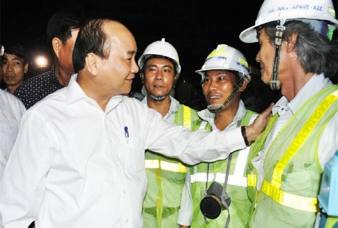 Thủ tướng Nguyễn Xuân Phúc thăm, động viên kỹ sư, công nhân đang thi công hầm đường bộ Đèo Cả