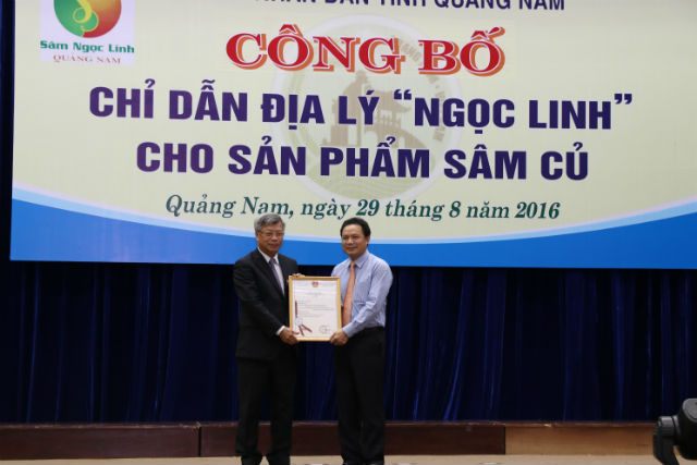Ông Lê Văn Thanh (bìa phải), Phó Chủ tịch UBND tỉnh Quảng Nam nhận Giấy chứng nhận địa lý chỉ dẫn Ngọc Linh cho sâm củ tại Quảng Nam và Kon Tum