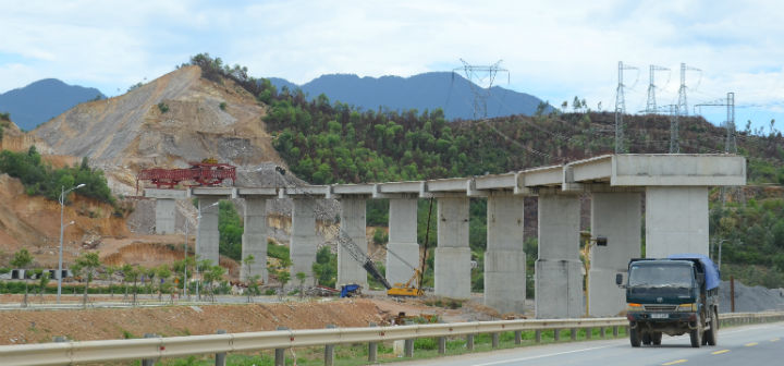 Công trình cầu trên tuyến cao tốc La Sơn-Túy Loan vừa bị sự cố. Ảnh: Hà Minh