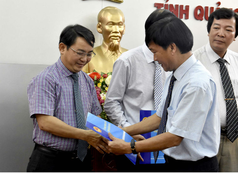 Ông Hà Hoàng Việt Phương (bên trái) nhận Quyết định bổ nhiệm từ chức vụ Giám đốc Sở GTVT từ ông Trần Ngọc Căng (Chủ tịch UBND tỉnh Quảng Ngãi)