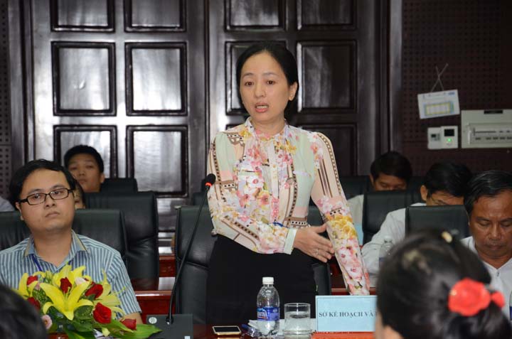 Bà Nguyễn Thị Thu Nguyệt-Trưởng phòng Đăng ký Kinh doanh (Sở KH-ĐT) thành phố Đà Nẵng nêu ý kiến tại cuộc họp.. Ảnh: Hà Minh