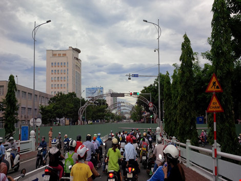 Rút kinh nghiệm việc rào chắn thi công nút giao thông phía Tây cầu Sông Hàn tuần đầu tháng 9 khiến giao thông hỗn loạn, lần này, Đà Nẵng đã ra thông báo từ sớm để người dân nắm bắt hướng di chuyển phù hợp.