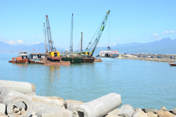 Cảng Tiên Sa đang được nâng cấp, mở rộng nhưng được dự báo sẽ quả tải trong tương lai gần. Ảnh: Hà Minh