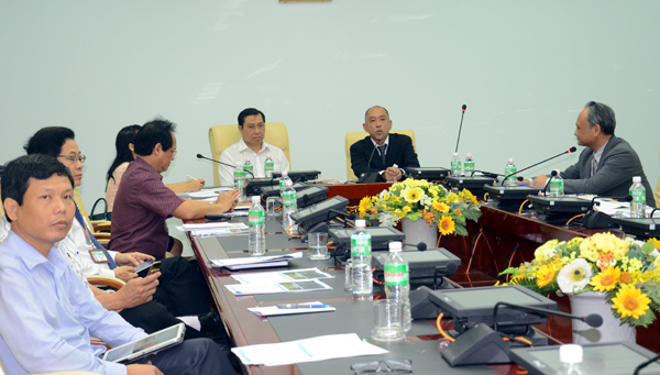 Ông Huỳnh Đức Thơ (bên trái)- Chủ tịch UBND TP Đà Nẵng và Đại diện đoàn công tác phía Nhật Bản (bên phải) đang trình bày các phương án nghiên cứu tiền khả thi Dự án cảng Liên Chiểu. Ảnh: Hà Minh