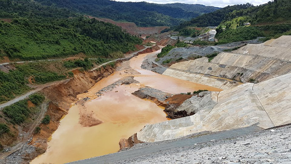 Sự cố bung cửa số 2 van dẫn dòng thủy điện Sông Bung 2 không những gây nên thiệt hại về người và của mà còn đặt ra một dấu hỏi lớn về chất lượng công trình và việc tuân thủ quy trình về công trình thủy điện. 