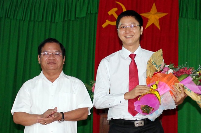 Ông Nguyễn Viết Vy, 33 tuổi (cầm hoa) - Tân Bí thư huyện ủy Lý Sơn.