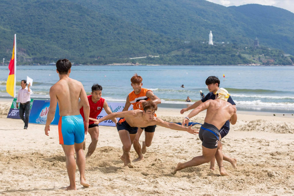 Các VĐV tham gia thi đấu môn bóng chuyền bãi biển.