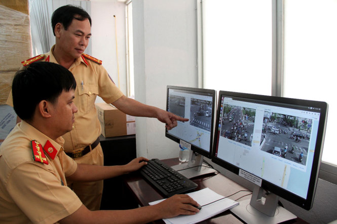 Theo dõi hình ảnh từ hệ thống camera giám sát giao thông tại Trung tâm Phòng CSGT Công an TP Đà Nẵng. Ảnh: Đoàn Cường