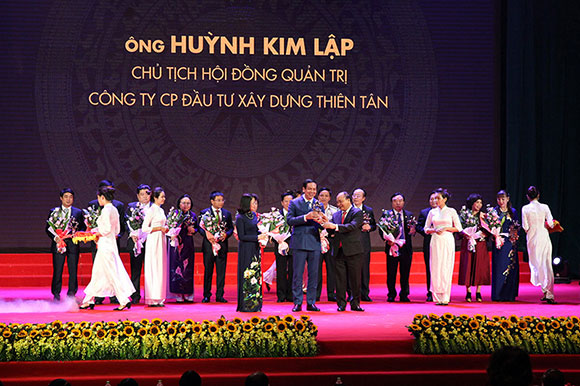 doanh nhân Huỳnh Kim Lập đón nhận Cúp Thánh Gióng do Thủ tướng Nguyễn Xuân Phúc trao tặng.