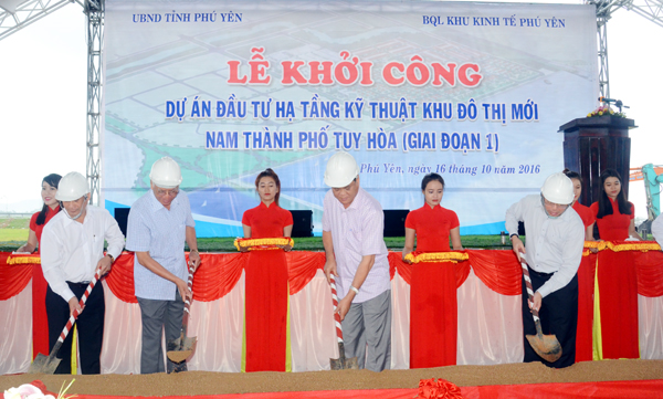 Lãnh đạo Tỉnh ủy, UBND tỉnh Phú Yên thực hiện nghi thức động thổ khởi công Dự án. Ảnh: Hà Minh