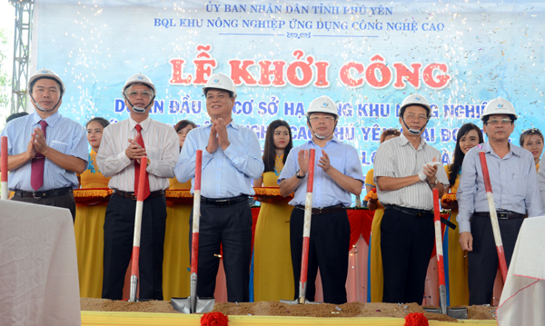 Bí thư Tỉnh ủy (thứ 3) và Chủ tịch UBND tỉnh Phú Yên Hoàng Văn Trà (thứ 4) từ trái qua thực hiện nghi thức khởi công xây dựng Dự án. Ảnh: Hà Minh