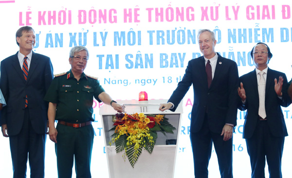 Đại sứ Hoa Kỳ tại Việt Nam (bên phải) và Thượng tướng Nguyễn Chí Vịnh-Thứ trưởng Bộ Quốc phòng thực hiện nghi thức khởi động giai đoạn 2 Dự án làm sạch đioxin tại sân bay quốc tế Đà Nẵng.
