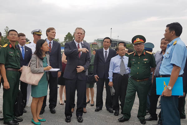 Đại sứ Hoa Kỳ (giữa) khảo sát khu vực sẽ tiến hành làm sạch dioxin tại sân bay quốc tế Đà Nẵng.