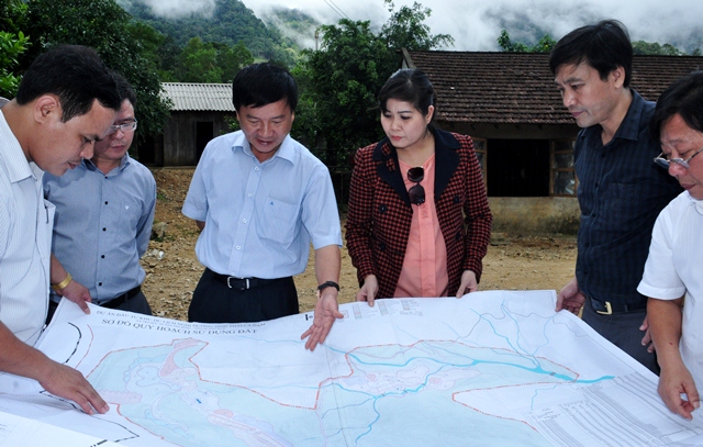 Chủ tịch UBND tỉnh Quảng Ngãi Trần Ngọc Căng (đứng giữa) khảo sát thực tế khu vực dự kiến phát triển nghỉ dưỡng núi Cà Đam.