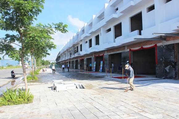 Dãy nhà phố thương mại – shophouse Marina Complex đươch hoàn thiện mặt ngoài và bàn giao cho khách hàng