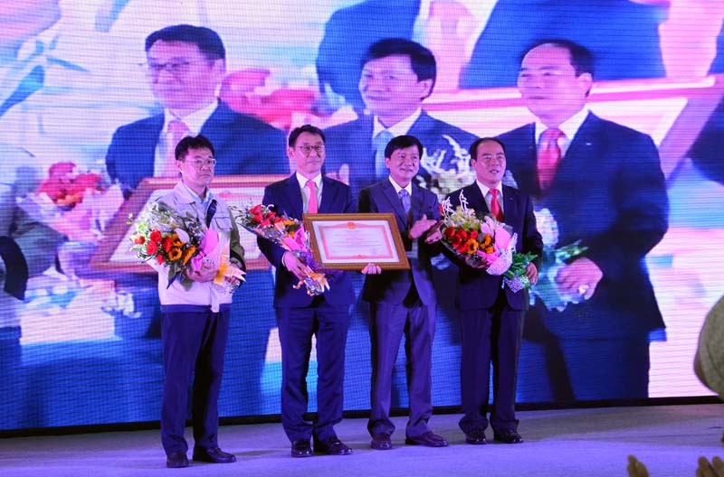 Lãnh đạo Công ty Doosan Vina nhận bằng khen của Thủ tướng Chính phủ về những đóng góp cho kinh tế Quảng Ngãi, Việt Nam. Ảnh: Hà Minh