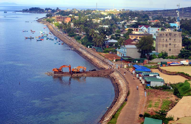 Vị trí xây dựng cảng Bến Đình (xe tải đang đổ đất lấn biển) trên đảo Lý Sơn