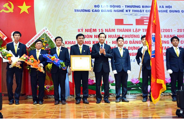 Trường Cao đẳng nghề  kỹ thuật công nghệ Dung Quất đón nhận Huân chương Lao động hạng Nhì.