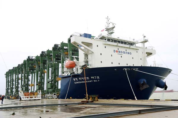 Thiết bị công nghiệp nặng tại Doosan Vina được đưa lên tàu xuất đi các nước trên thế giới.