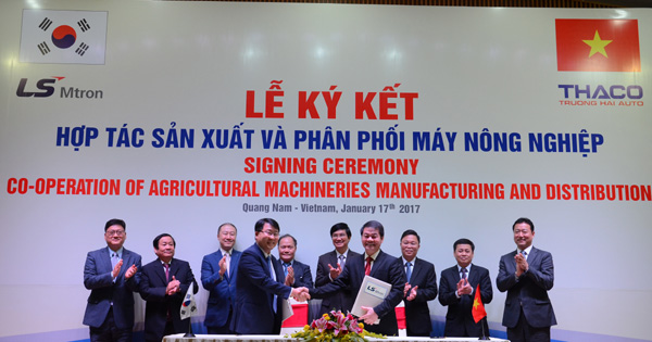 Hai bên thực hiện nghi thức ký kết hợp tác với niềm tin sẽ trở thành công ty sản xuất, phân phối sản phẩm máy nông nghiệp hàng đầu khu vực Đông Nam Á. Ảnh: Hà Minh 