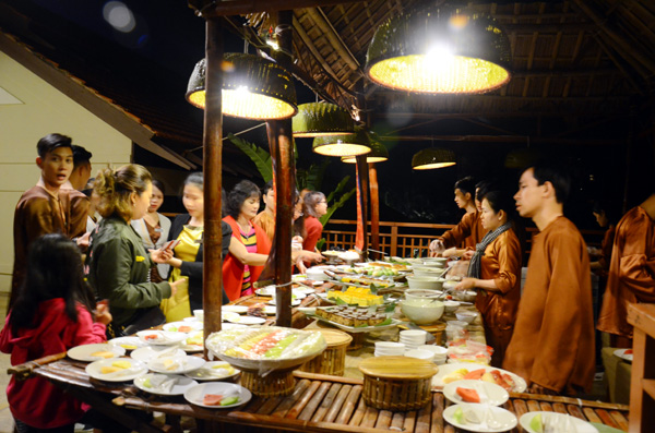 Thưởng thức các món ăn truyền thống đậm đà hương vị các vùng miền Việt Nam. Ảnh: Hà Minh