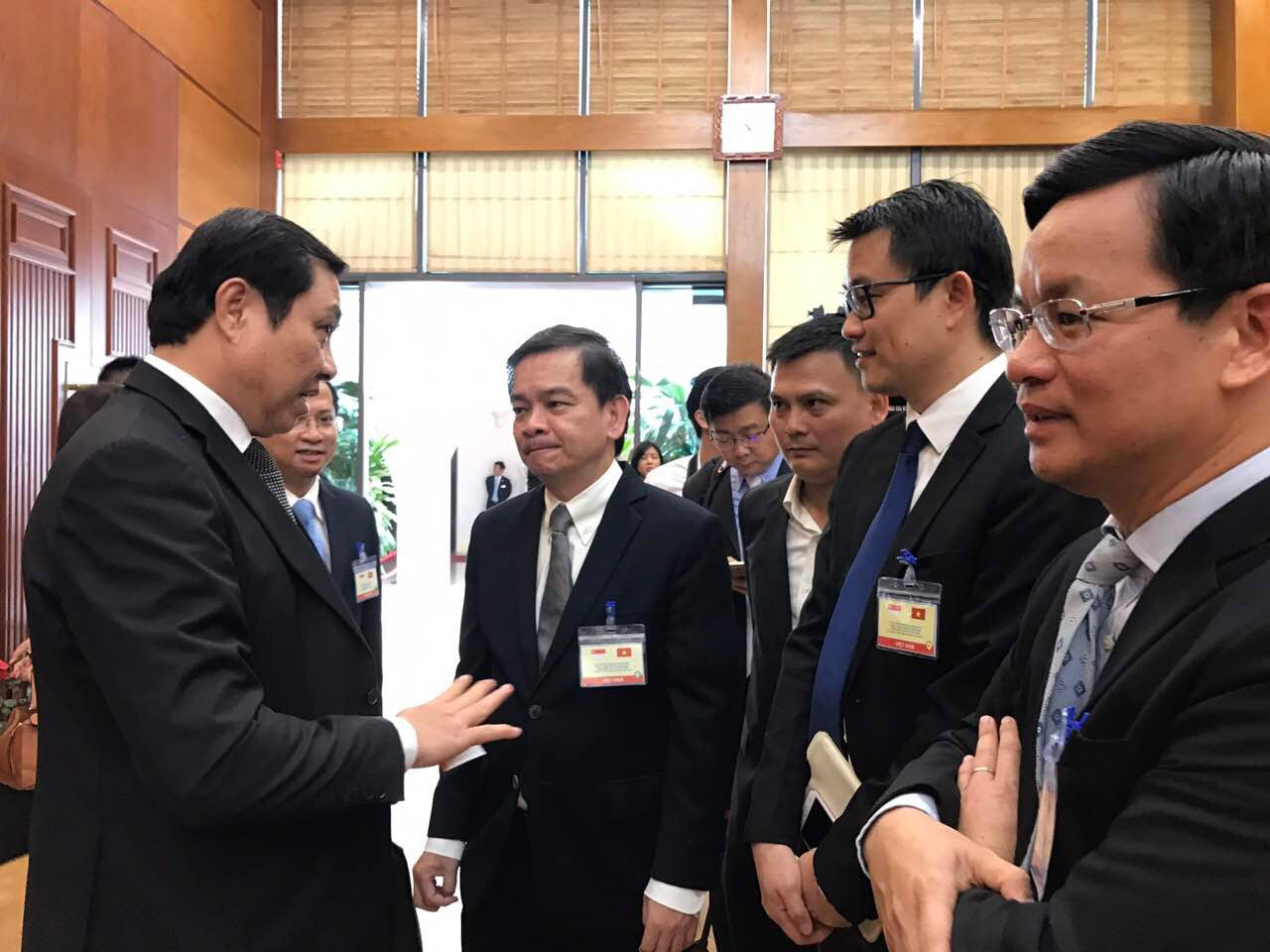 Chủ tịch Đà Nẵng Huỳnh Đức Thơ (bên phải) đang giới thiệu tiềm năng đầu tư vào Đà Nẵng đến các nhà đầu tư Sigapore