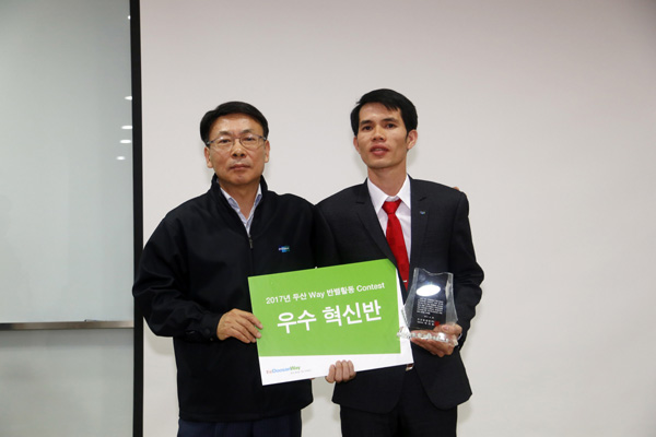 Hồ Duy Linh, đại diện đội Fabrication 3, bộ phận Header thuộc Nhà máy Boiler của Doosan Vina  nhận Giải Nhì từ Tổng Giám đốc Doosan Heavy Industries & Construction Kim Myung Woo