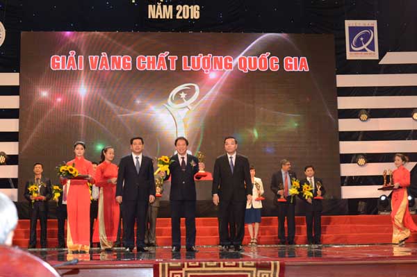 Phó Tổng giám đốc BSR Nguyễn Ngọc Anh nhận giải Vàng chất lượng quốc gia cho sản phẩm xăng dầu Dung Quất. 