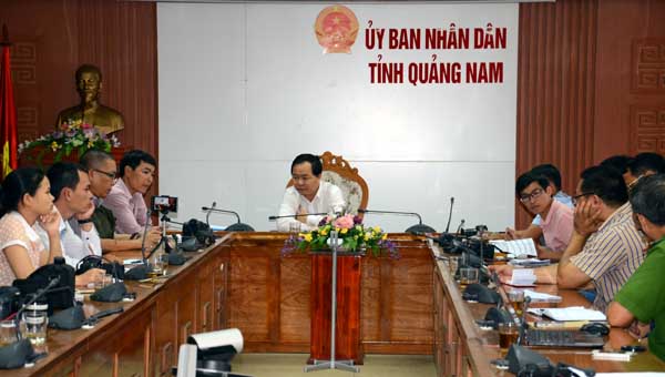 Tại buổi làm việc sáng 4/4, ông Nguyễn Hồng Quang - CVP UBND tỉnh Quảng Nam khẳng định có hiện tượng vận chuyển cát từ biển Cửa Đại ra Đà Nẵng. Ảnh: Hà Minh