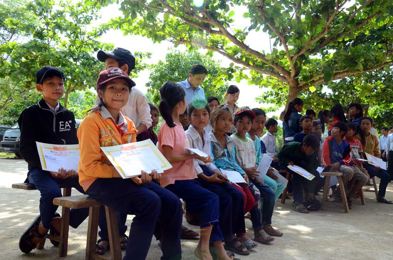 Các em học sinh trường Tiểu học Nguyễn Viết Xuân (huyện Đồng Xuân) đa số là đồng bào Chăm, Bana được nhận học bổng lần này.