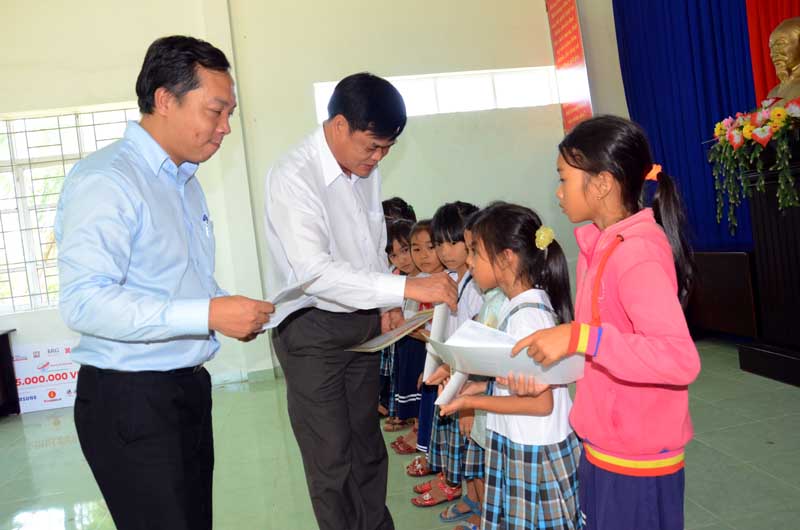 Bí thư Tỉnh ủy Phú Yên, ông Huỳnh Tấn Việt đang tận tay trao học bổng cho các em học sinh trường THCS An Hòa (Tuy An). Ảnh: Hà Minh