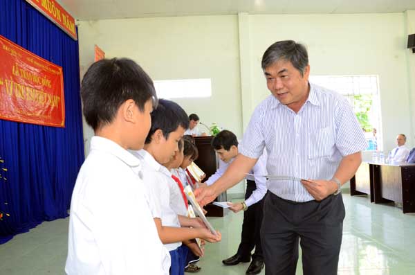 Lễ trao học bổng còn có sự tham gia của ông Nguyễn Chí Hiến, Phó chủ tịch UBND tỉnh Phú Yên.