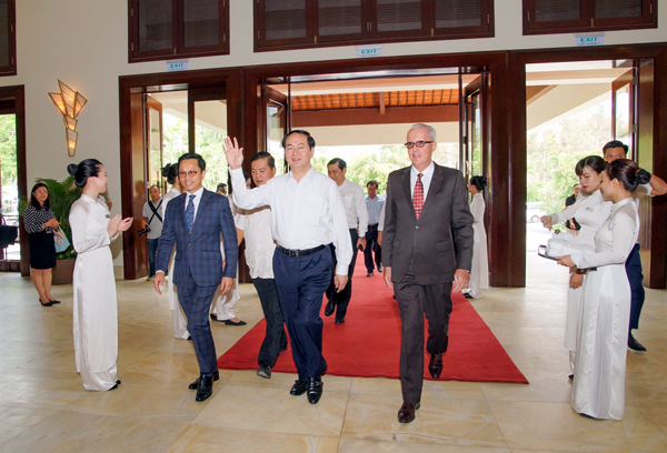 Lãnh đạo Furama resort Đà Nẵng đón Chủ tịch nước Trần Đại Quang (giữa)