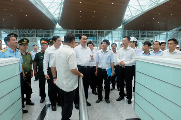 Đồng thời, nghe báo cáo tiến độ thi công Dự án nhà ga hành khách quốc tế Đà Nẵng. Ảnh: Hà Minh