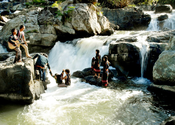 Sông Hinh, là địa điểm thích hợp cho các thí sinh về với cộng đồng, giao lưu và cảm nhận văn hóa, cuộc sống nơi có Thác Drotan hùng vỹ