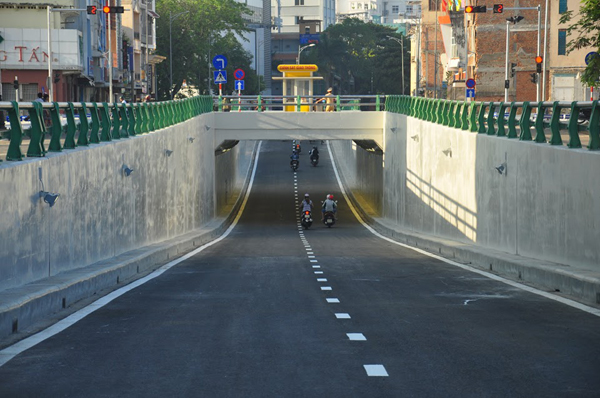 Sáng sớm 30/4, người dân đã lưu thông bình thường qua hầm chui nút giao thông phía Tây Sông Hàn.