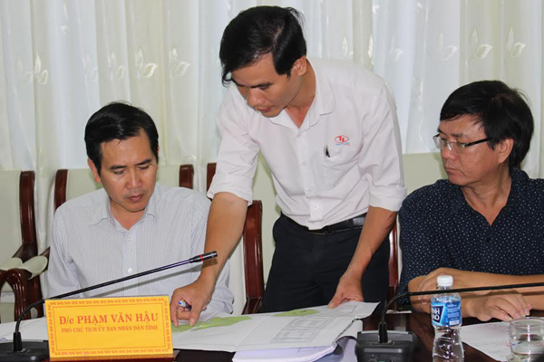 Phó chủ tịch tỉnh Ninh Thuận Phan Văn Hậu đang nghe ý kiến trình bày về “siêu” Dự án điện mặt trời Solar 