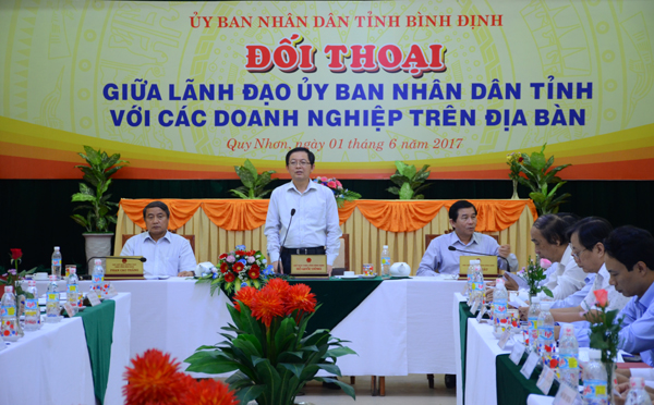 Chủ tịch tỉnh Bình Định Hồ Quốc Dũng (giữa), Phó chủ tịch thường trực Phan Cao Thắng (bên trái) và Phó chủ tịch tỉnh Trần Châu (bên phải) cùng chủ trì buổi đối thoại. Ảnh: Hà Minh