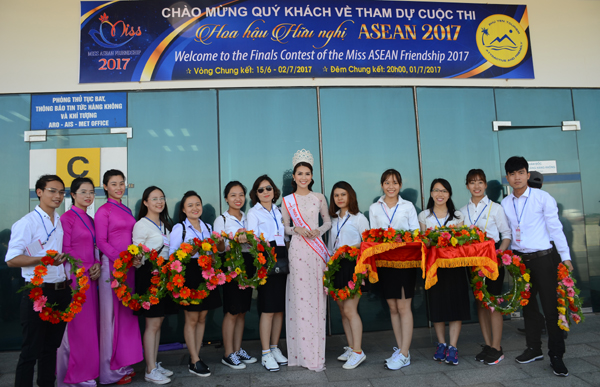 Hoa hậu sắc đẹp Châu Á tường Linh sẵn càng cùng các bạn tình nguyện viên đón thí sinh Miss ASEAN 2017 Phú Yên tại sân bay Tuy Hòa.