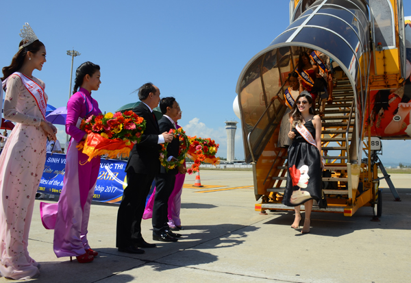 Cố vấn cuộc thi Hoa hậu Đông Nam Á Phan Hoàng Thu dẫn đầu đoàn các thí sinh đặt chân xuống sân bay Tuy Hòa bắt đầu cho chuỗi các sự kiện cuộc thi