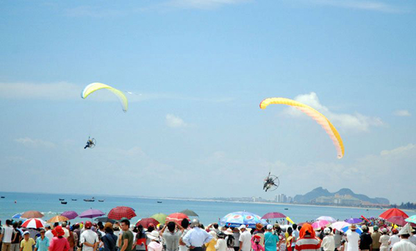 Biểu diễn dù lượn thường niên tại Điểm hẹn mùa hè Đà Nẵng tại công viên Biển Đông
