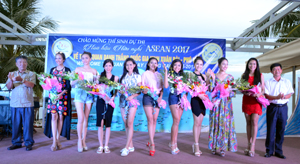 Tặng hoa chào đón các thí sinh dự thi Hoa hậu Hữu nghị ASEAN tại trạm dừng chân ASTOP