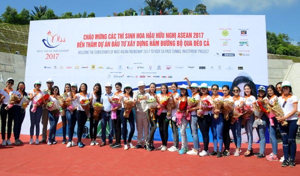 Thí sinh tham gia Miss ASEAN 2017 Phú Yên thăm hầm Đèo Cả.