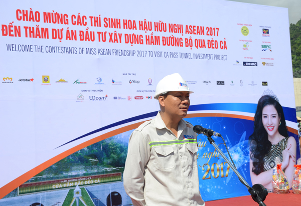 Nguyễn Tấn Đông, Phó TGĐ Công ty CP Đầu tư Đèo phát biểu chào mừng các thí sinh dự thi Hoa hậu Hữu nghị ASEAN 2017 đến thăm hầm đường bộ Đèo Cả