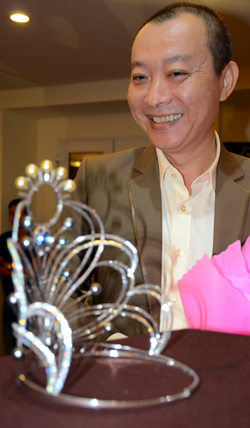Vui sướng bên vương miện Miss ASEAN 2017 Phú Yên đã hoàn thành bàn giao cho Ban tổ chức